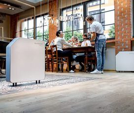 Luftentkeimungsgerät auf Rollen im Restaurant
