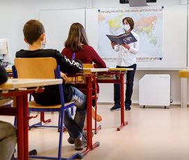 Unterricht im Klassenzimmer mit Luftentkeimungsgerät